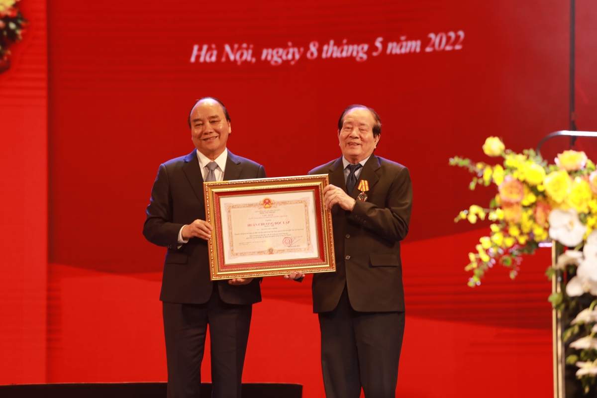 Chủ tịch nước Nguyễn Xuân Phúc đã tới dự và trao Huân chương Độc lập hạng Nhì cho nhà thơ Hữu Thỉnh.