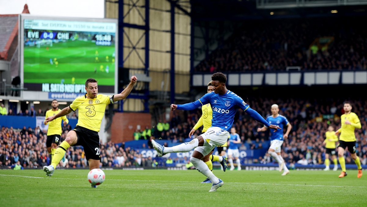 Demarai Gray uy hiếp khung thành Chelsea. (Ảnh: Reuters)