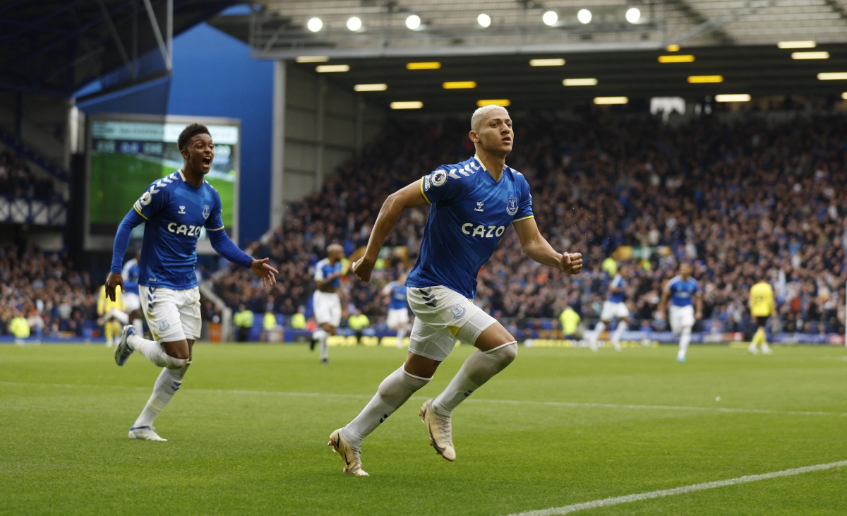 Ngay đầu hiệp 2, Everton trừng phạt sai lầm của hàng thủ Chelsea để có bàn mở tỷ số của Richarlison. (Ảnh: Reuters)