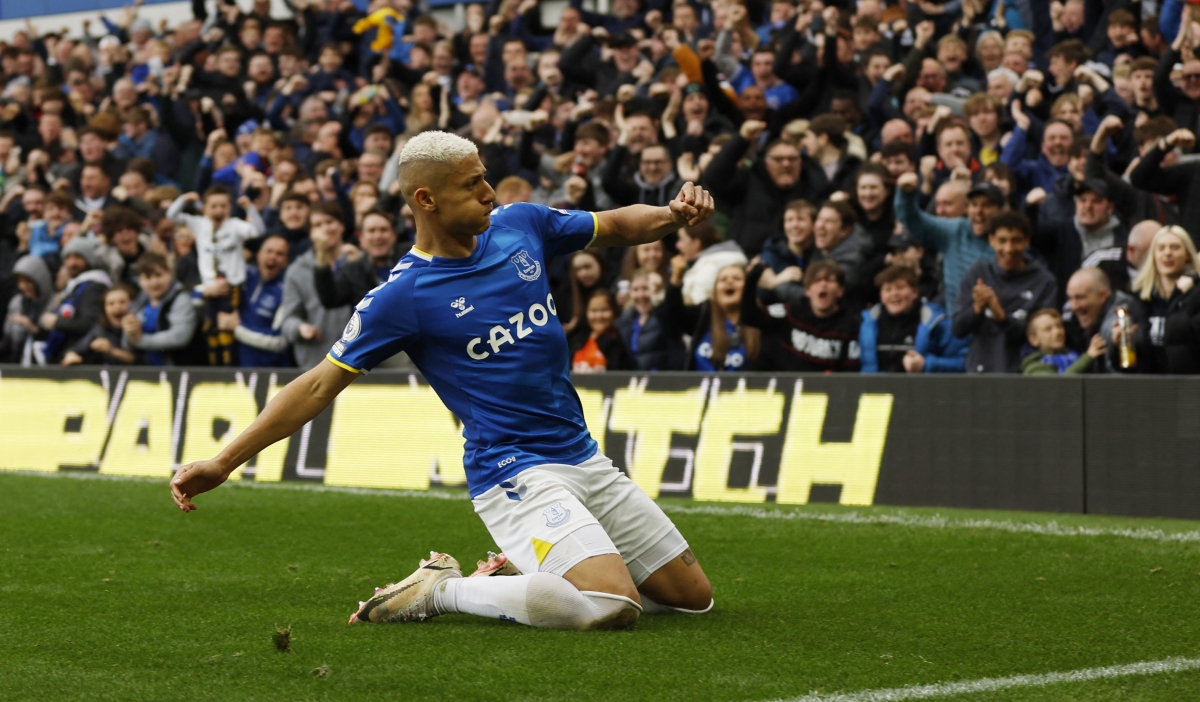 Richarlison trừng phạt sai lầm của Azpilicueta. (Ảnh: Reuters)