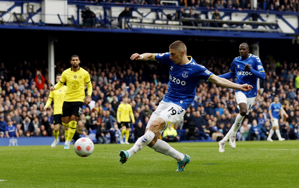 Mykolenko bỏ lỡ cơ hội mười mươi để nhân đôi cách biệt cho Everton. (Ảnh: Reuters)