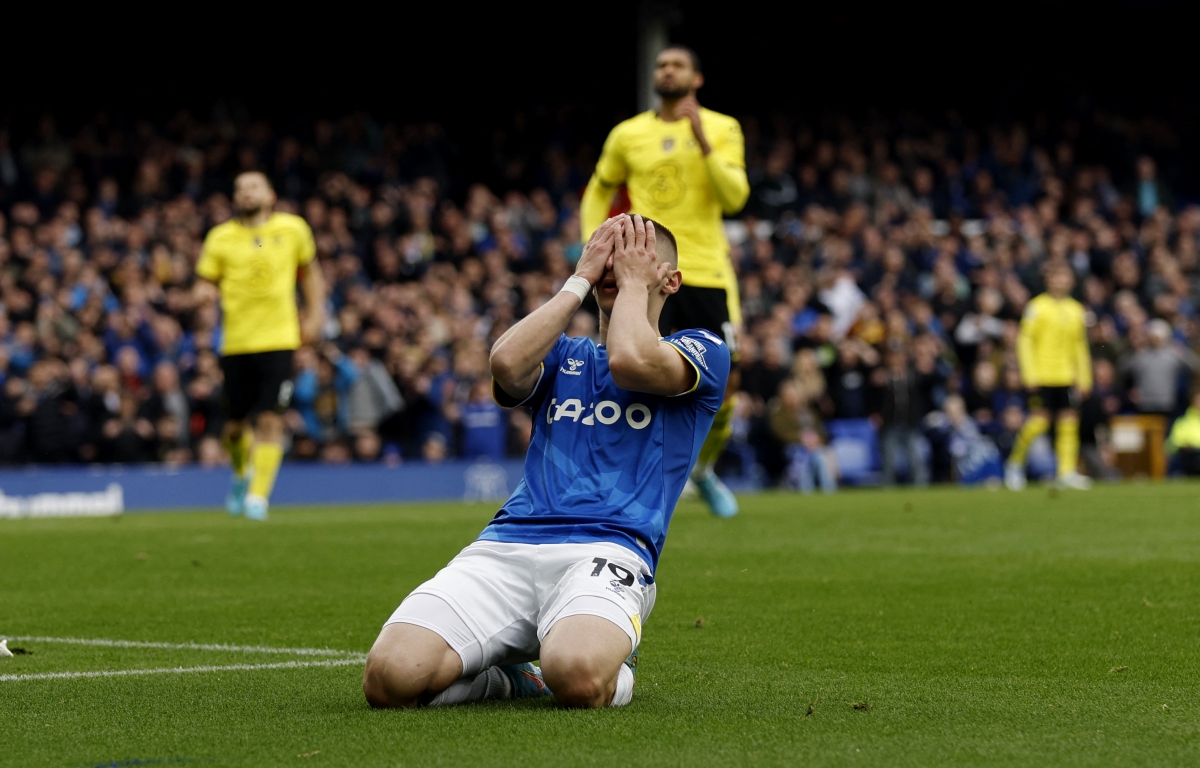 Ngay sau bàn mở tỷ số, Everton đã có cơ hội mười mươi để nhân đôi cách biệt nhưng Mykolenko dứt điểm vọt xà ngang trong pha đối mặt thủ môn Mendy. (Ảnh: Reuters)