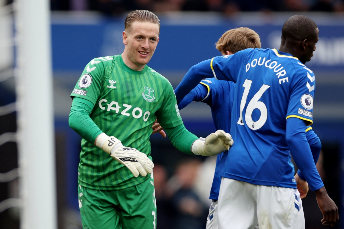 Chelsea tấn công mạnh mẽ hòng tìm bàn gỡ nhưng thủ môn Pickford và các hậu vệ Everton liên tiếp làm nản lòng đội khách. (Ảnh: Reuters)