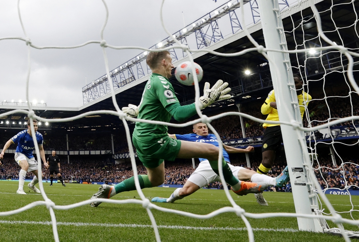 Tình huống tiêu biểu cho hàng phòng ngự Everton là pha cứu thua bằng mặt của thủ môn Pickford trước cú sút cận thành của Rudiger. (Ảnh: Reuters)