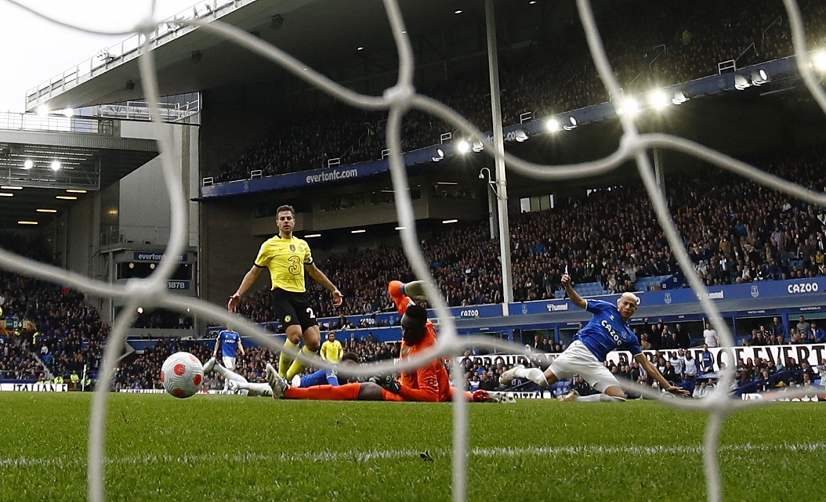 Richarlison tận dụng pha để mất bóng của Azpilicueta rồi lạnh lùng ghi bàn trong pha đối mặt thủ môn Mendy ở phút 46. (Ảnh: Reuters)