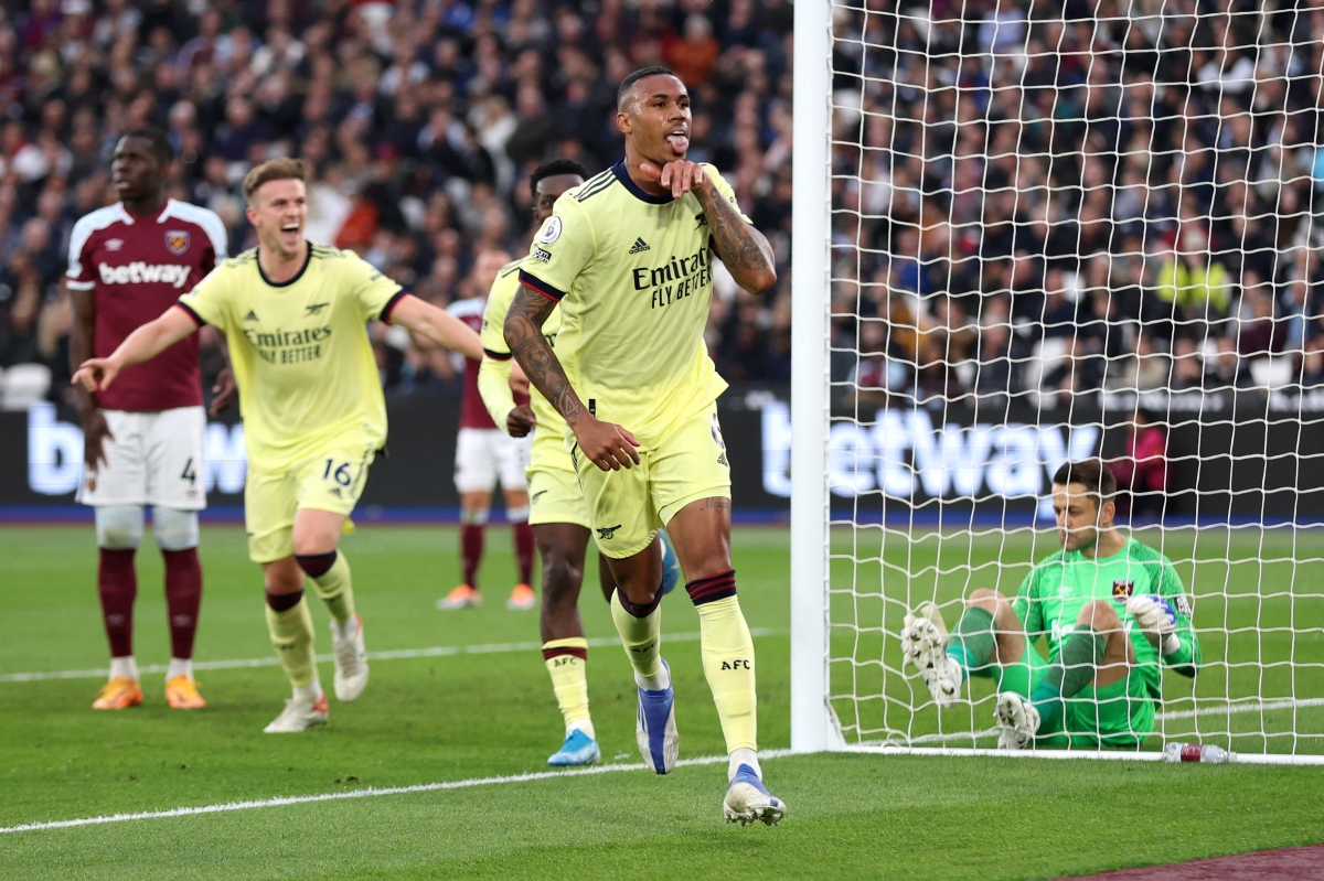 Cặp trung vệ của Arsenal đều đã ghi bàn ở trận này. (Ảnh: Reuters)