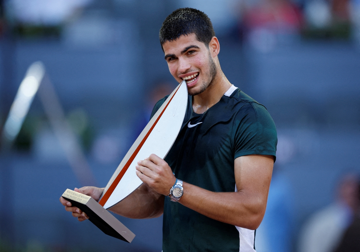 Carlos Alcaraz ăn mừng danh hiệu vô địch Madrid Masters 2022. (Ảnh: Reuters).
