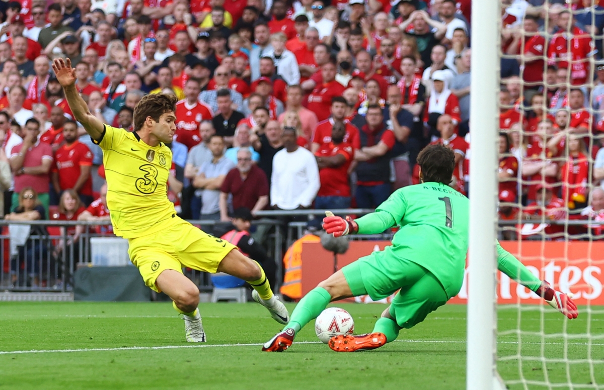 Nếu khống chế bước một tốt hơn, thì Marcos Alonso nhiều khả năng đã ghi bàn. (Ảnh: Reuters)