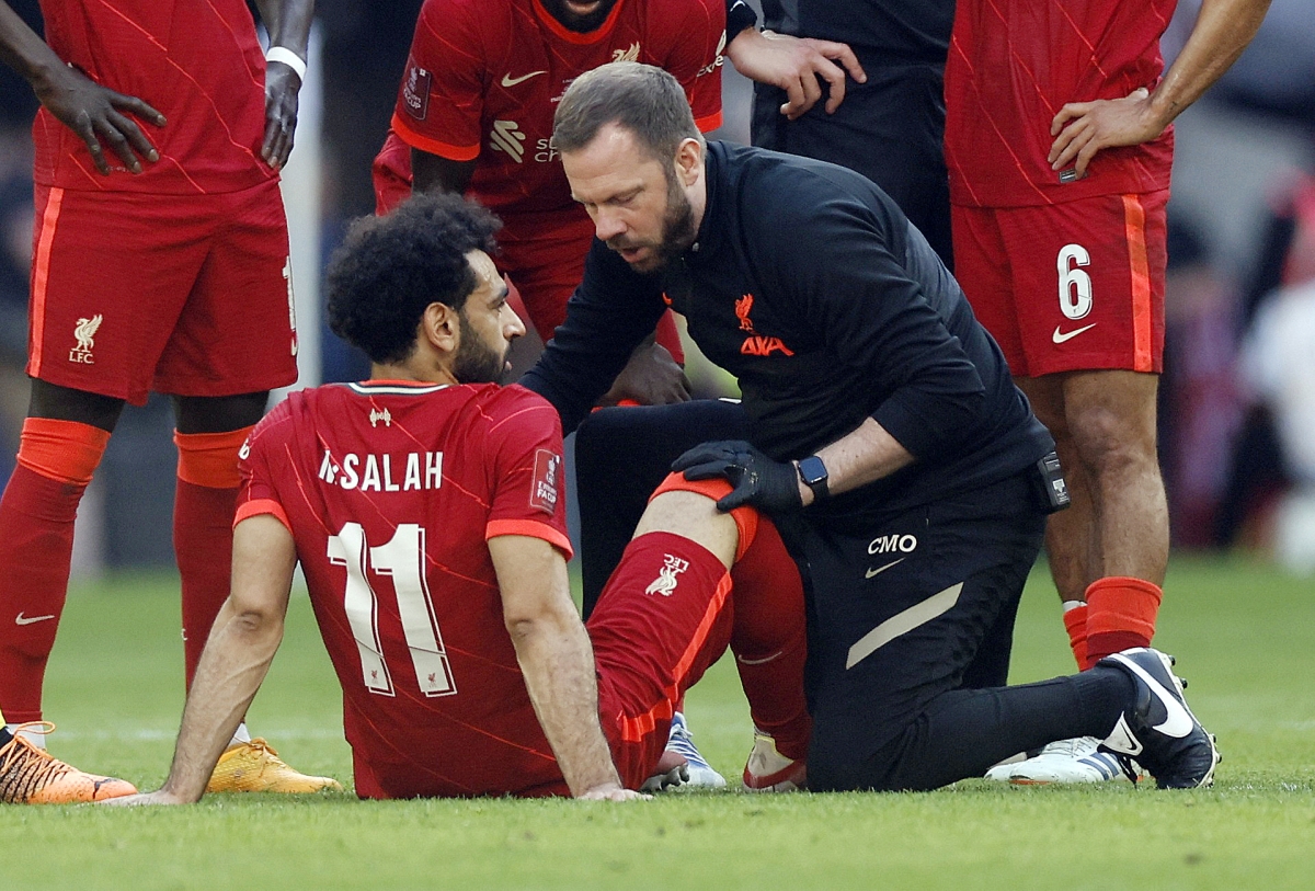 Mohamed Salah rời sân bất đắc dĩ. (Ảnh: Reuters)