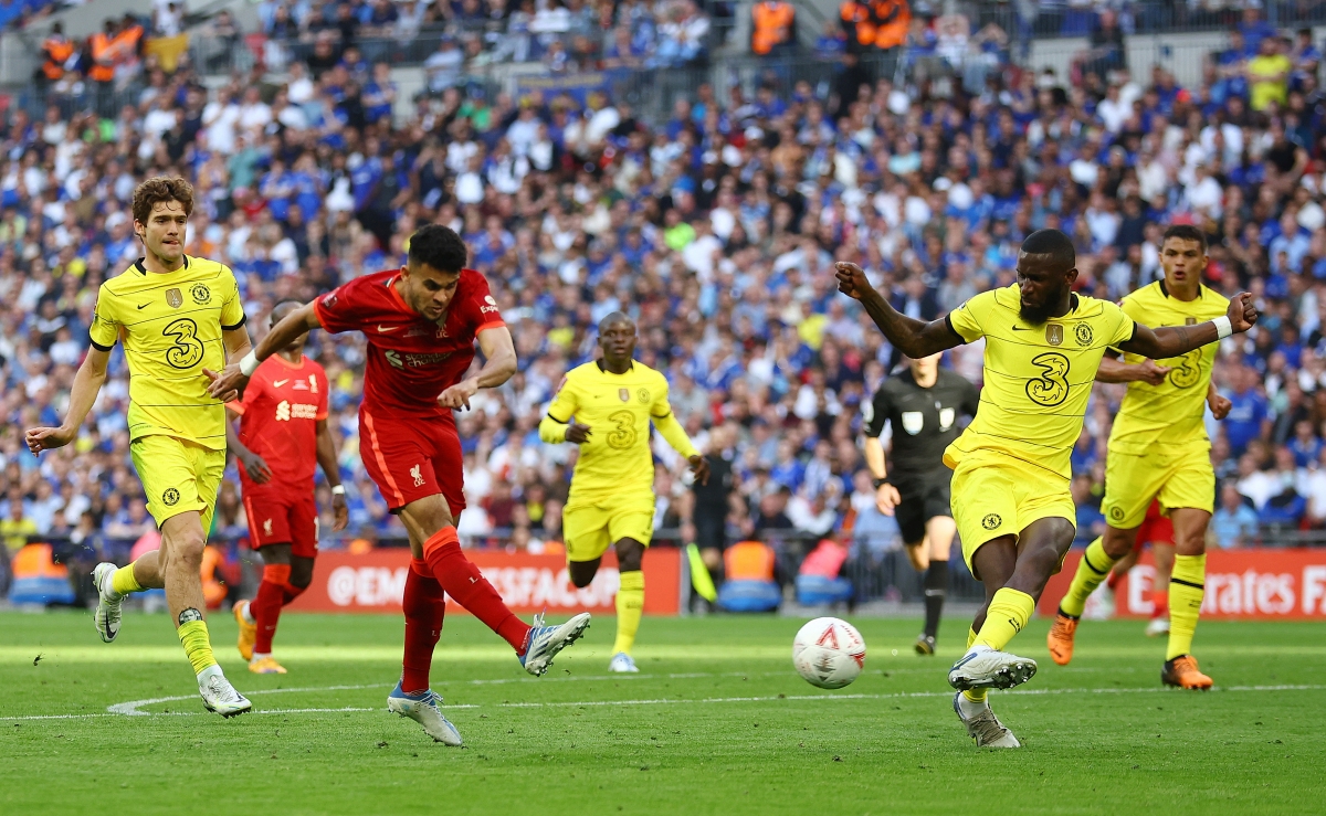 Luis Diaz dứt điểm trúng cột dọc bên tay phải khung thành Chelsea. (Ảnh: Reuters)