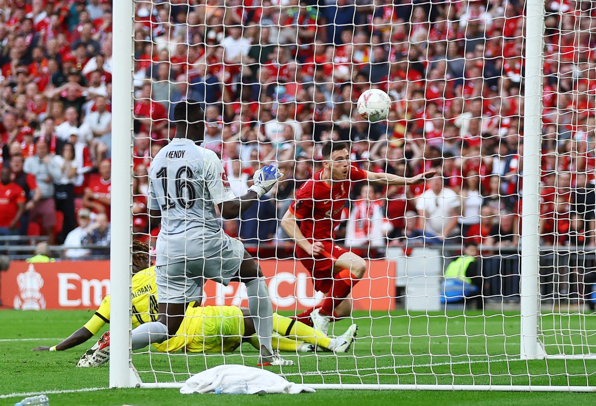 Luis Diaz dứt điểm trúng cột dọc bên trái khung thành Chelsea. (Ảnh: Reuters)