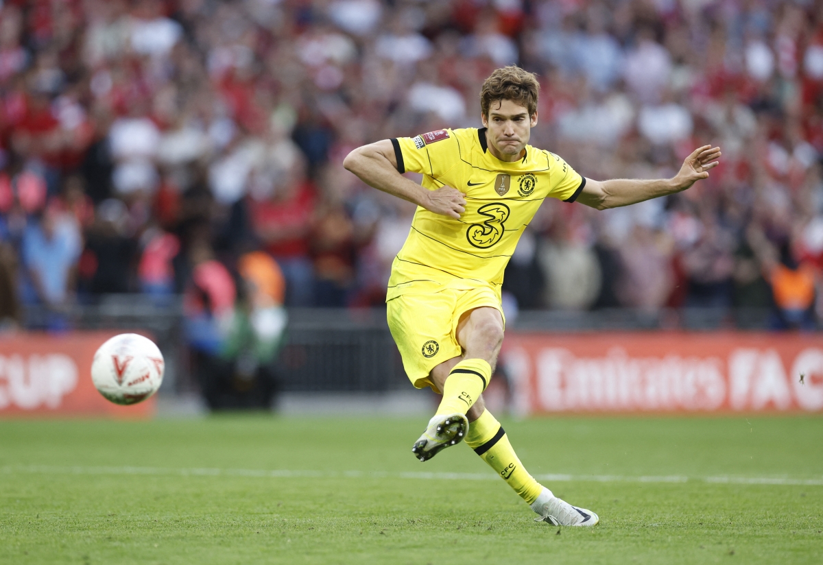 Marcos Alonso là cầu thủ sút luân lưu đầu tiên. (Ảnh: Reuters)