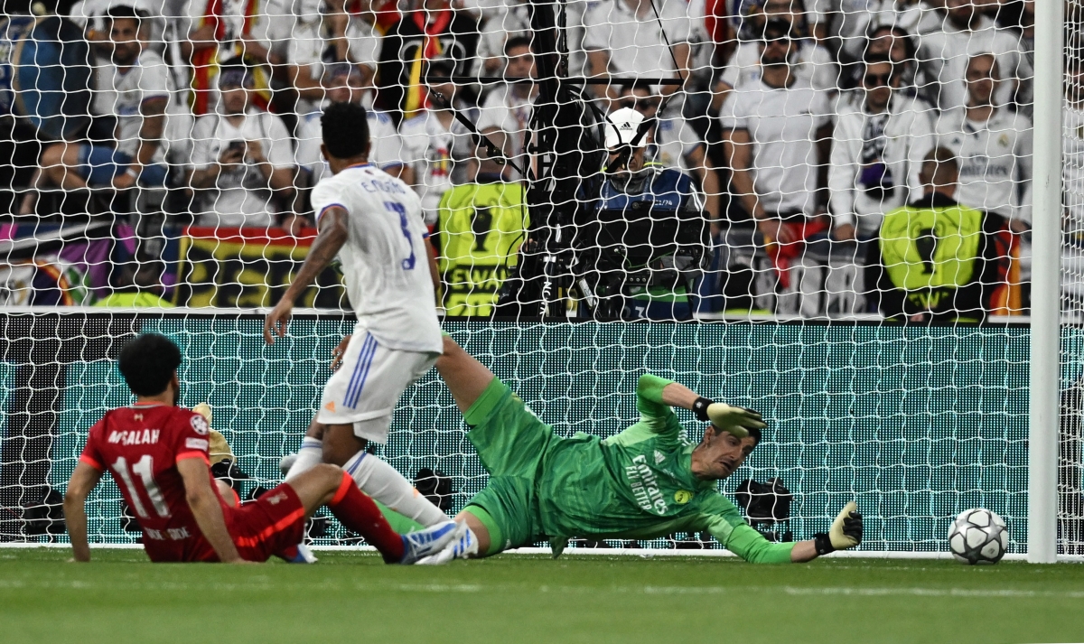 Courtois đang chơi rất xuất sắc (Ảnh: Reuters).