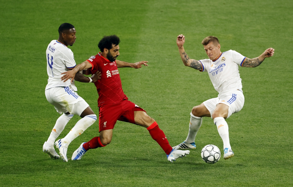 Real Madrid liên tục bị Liverpool ép sân, bắn phá khung thành (Ảnh: Reuters).