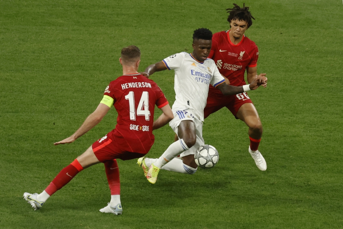 Vinicius đang khiến hàng thủ Liverpool gặp nhiều khó khăn (Ảnh: Reuters).