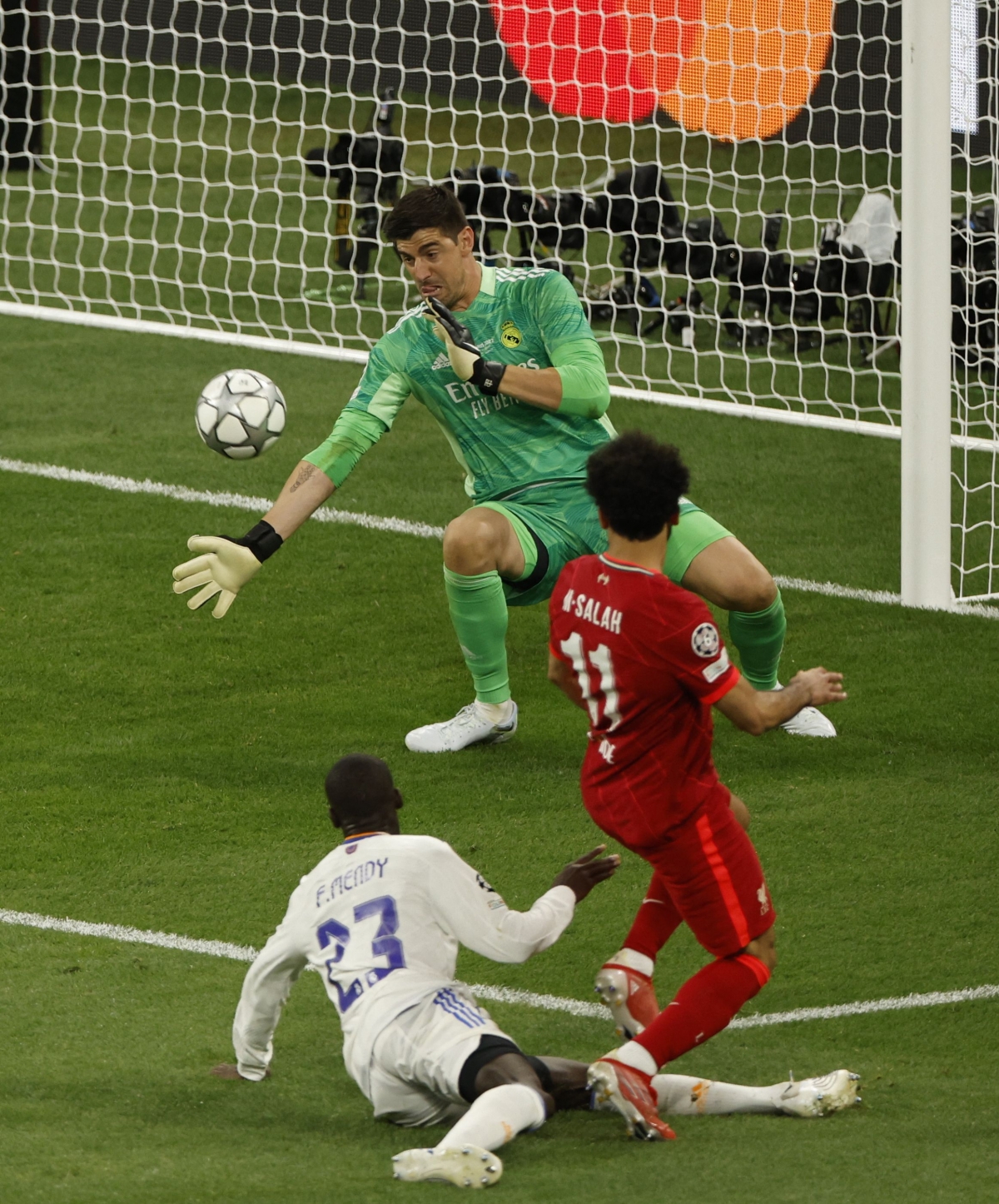 Courtois chơi rất xuất sắc ở Cúp C1 châu Âu 2021/2022 (Ảnh: Reuters).