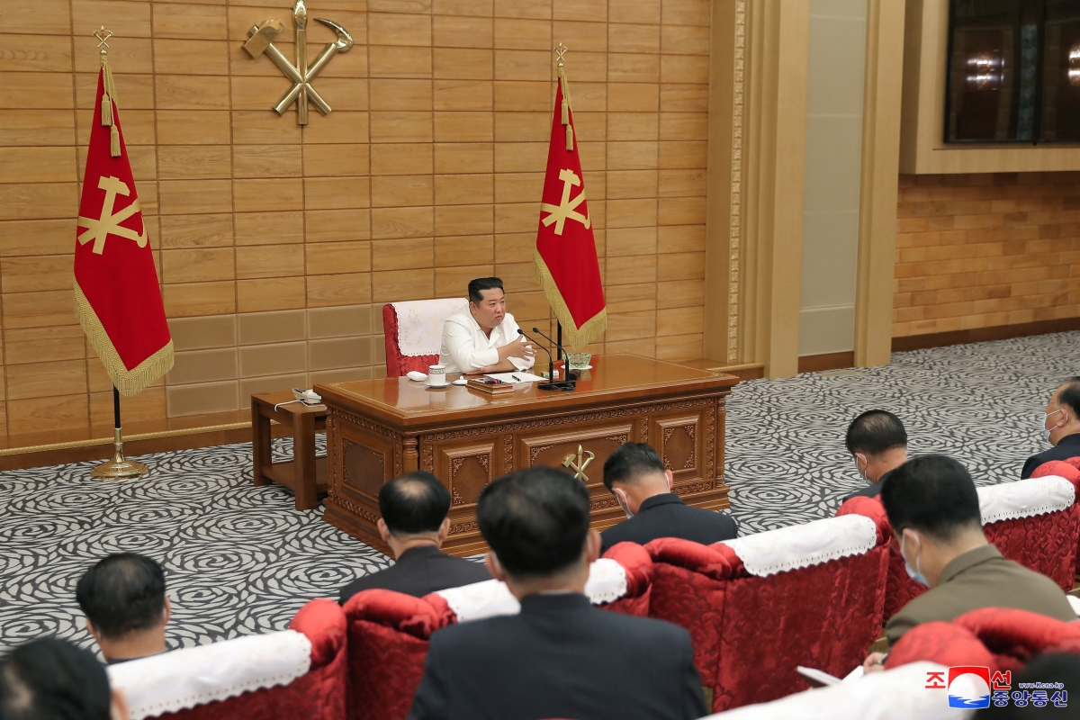 Nhà lãnh đạo Triều Tiên chủ trì cuộc họp. Ảnh: Reuters