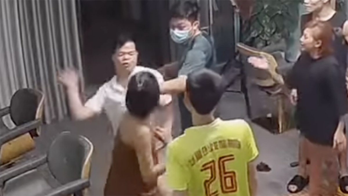 Phó Trưởng Công an phường Sông Bằng tát chị K - cảnh cắt từ clip