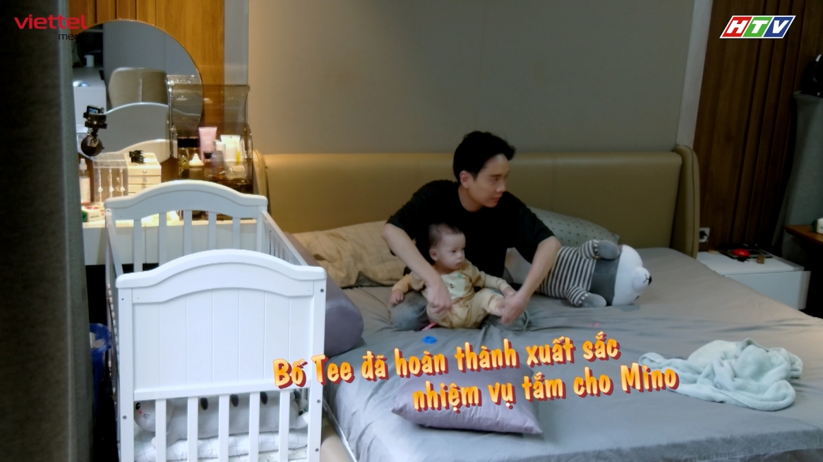 JustaTee thành công tắm cho con trai lần đầu tiên.