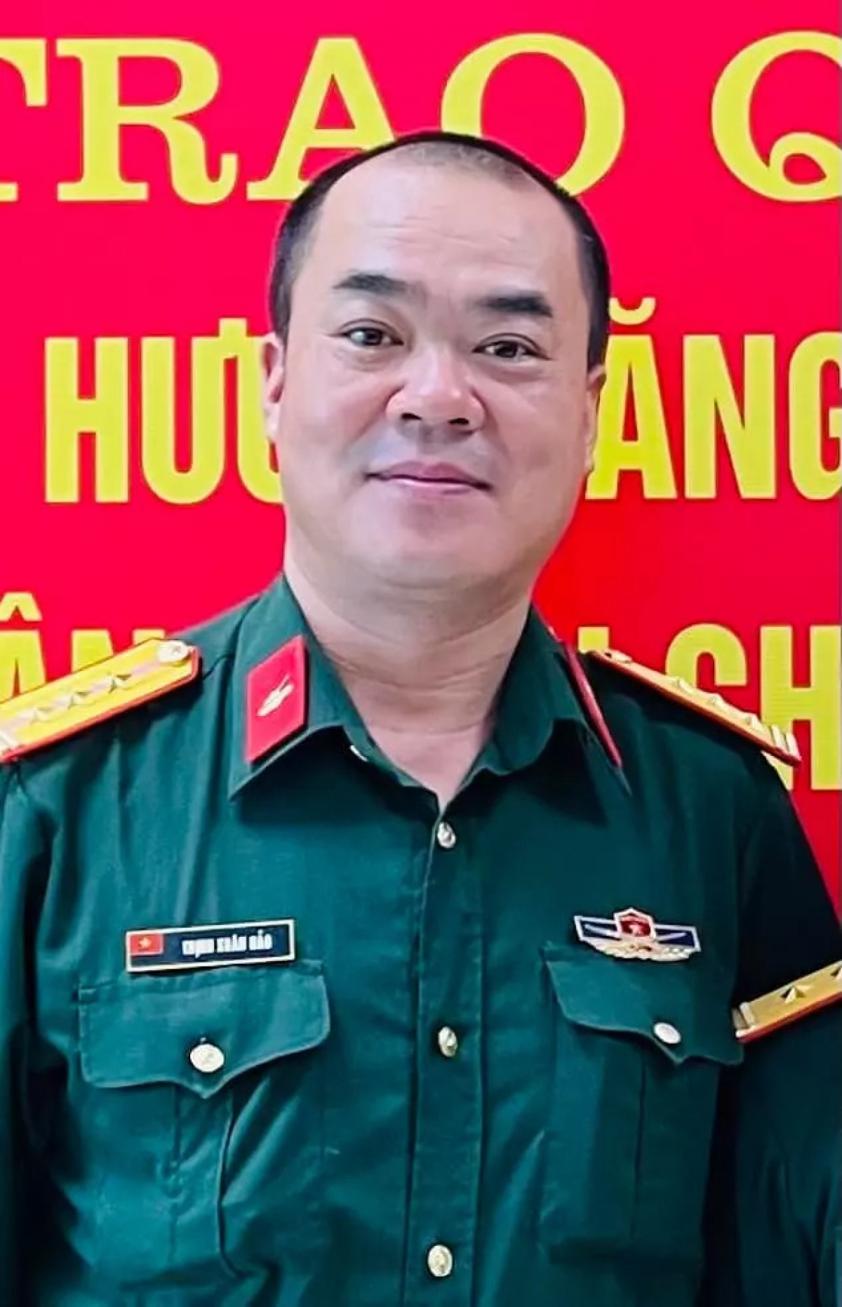 Nhạc sĩ, diễn viên Xuân Hảo hiện là thượng tá quân đội, công tác tại Đoàn nghệ thuật Tăng thiết giáp.