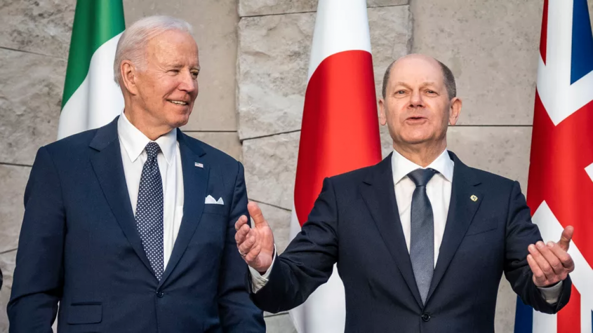 Tổng thống Mỹ Joe Biden (trái) và Thủ tướng Đức Olaf Scholz. Ảnh: AP