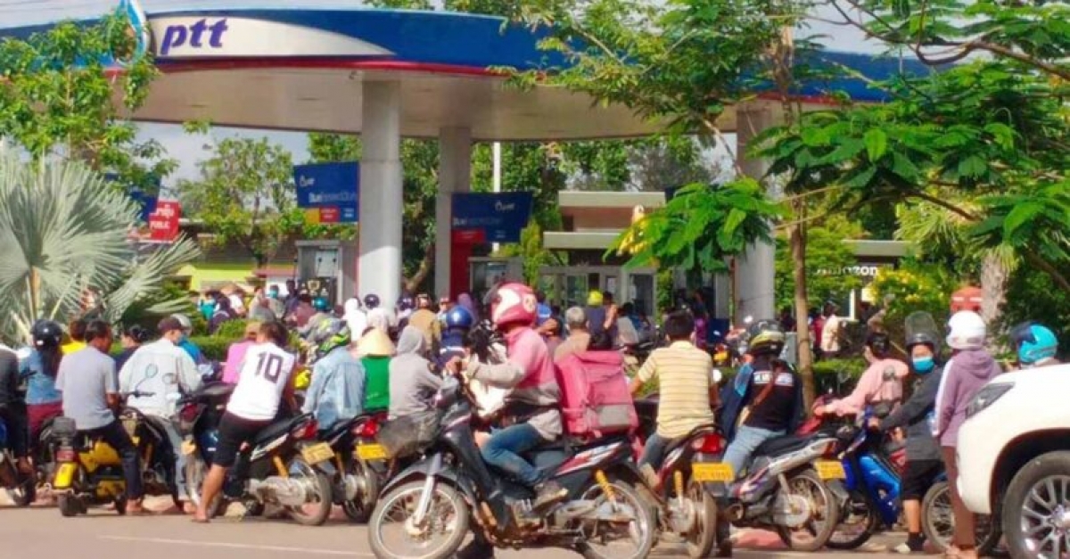 Xe máy xếp hàng mua xăng trong cuộc khủng hoảng nhiên liệu đang diễn ra ở Lào. Ảnh: KPL