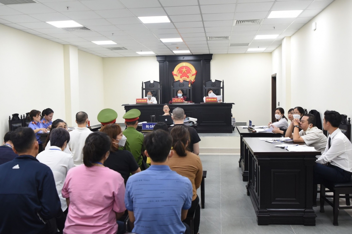 Các bị cáo tại phiên tòa ngày 25/5. (Ảnh: Trọng Phú)