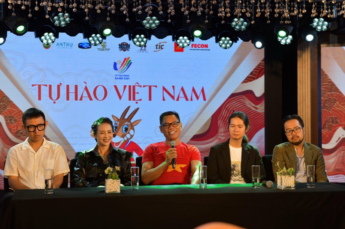 Thuý Hiền và ekip thực hiện MV.