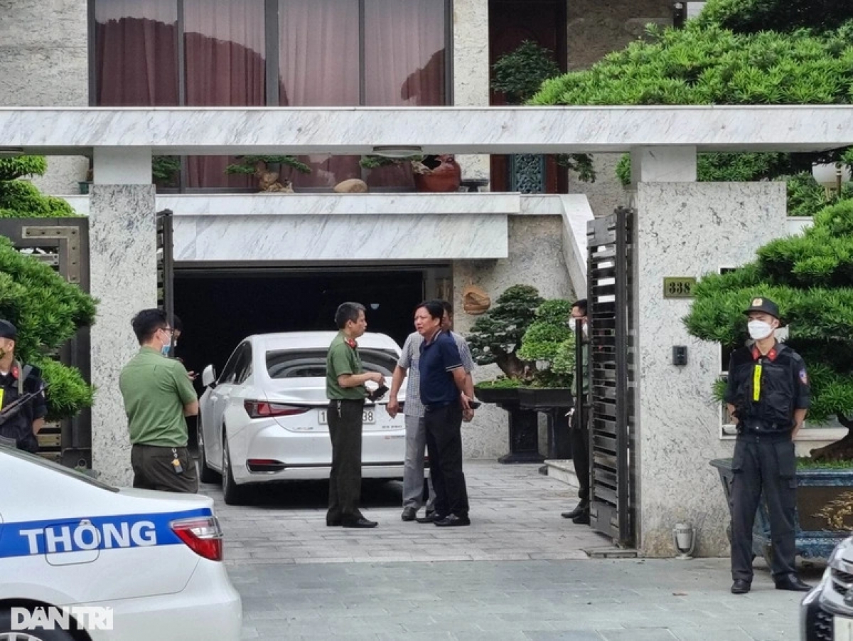Lực lượng chức năng có mặt tại nhà riêng ông Phạm Hồng Hà (Ảnh: Hải Sâm).