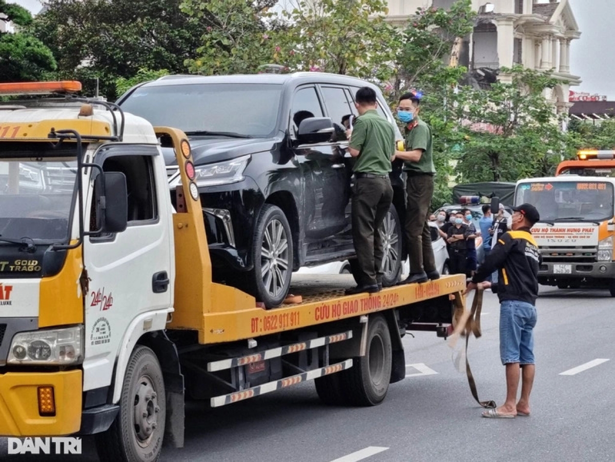 4 ô tô hạng sang được đưa ra khỏi ngôi biệt thự (Ảnh: Hải Sâm).