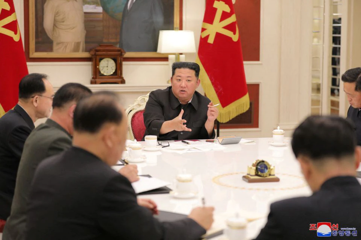Nhà lãnh đạo Triều Tiên Kim Jong Un chủ trì cuộc họp Bộ Chính trị đảng Lao động Triều Tiên hôm 17/5. Ảnh: KCNA