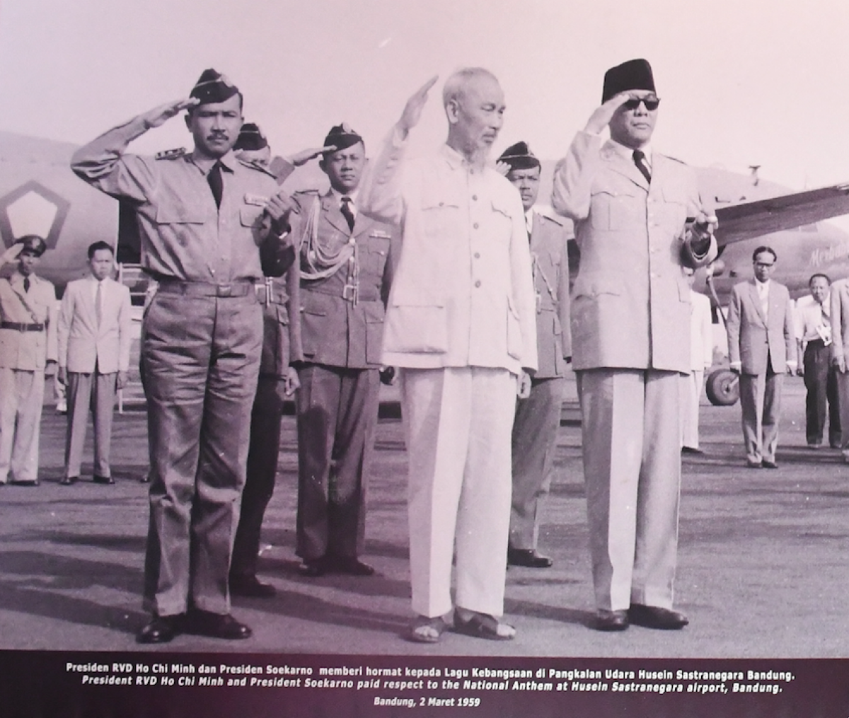 Hình ảnh Bác Hồ và Tổng thống Soekarno trong chuyến thăm Indonesia tháng 2 năm 1959 tại một triển lãm ở Jakarta (Ảnh: tư liệu)