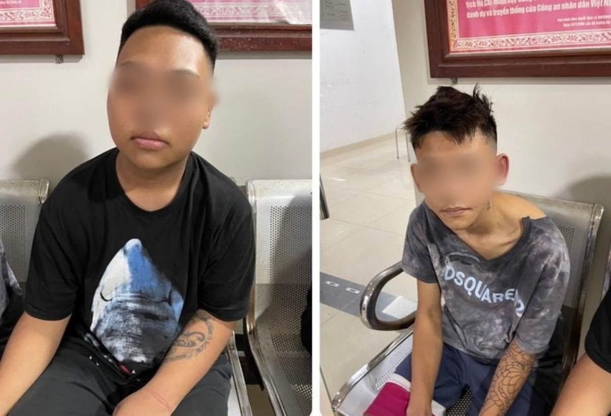 Nguyễn Xuân Cường (trái) và Nguyễn Hoàng Linh tại cơ quan công an