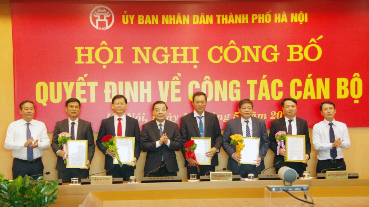 Chủ tịch UBND thành phố Hà Nội Chu Ngọc Anh trao quyết định cho các thành viên BQLDA.