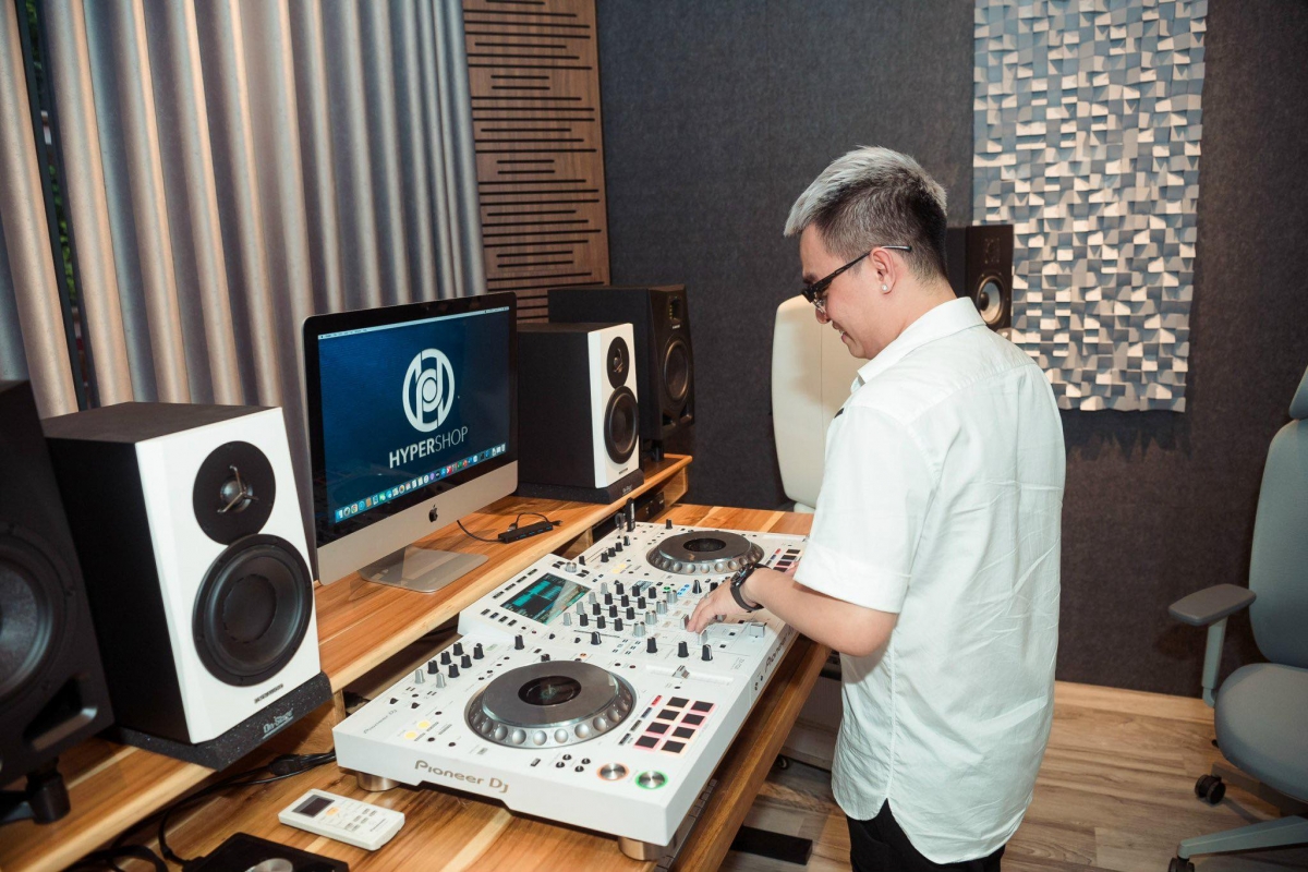 DJ Xlim lui vào hậu trường, để tập trung giảng dạy, đào tạo về âm nhạc điện tử.
