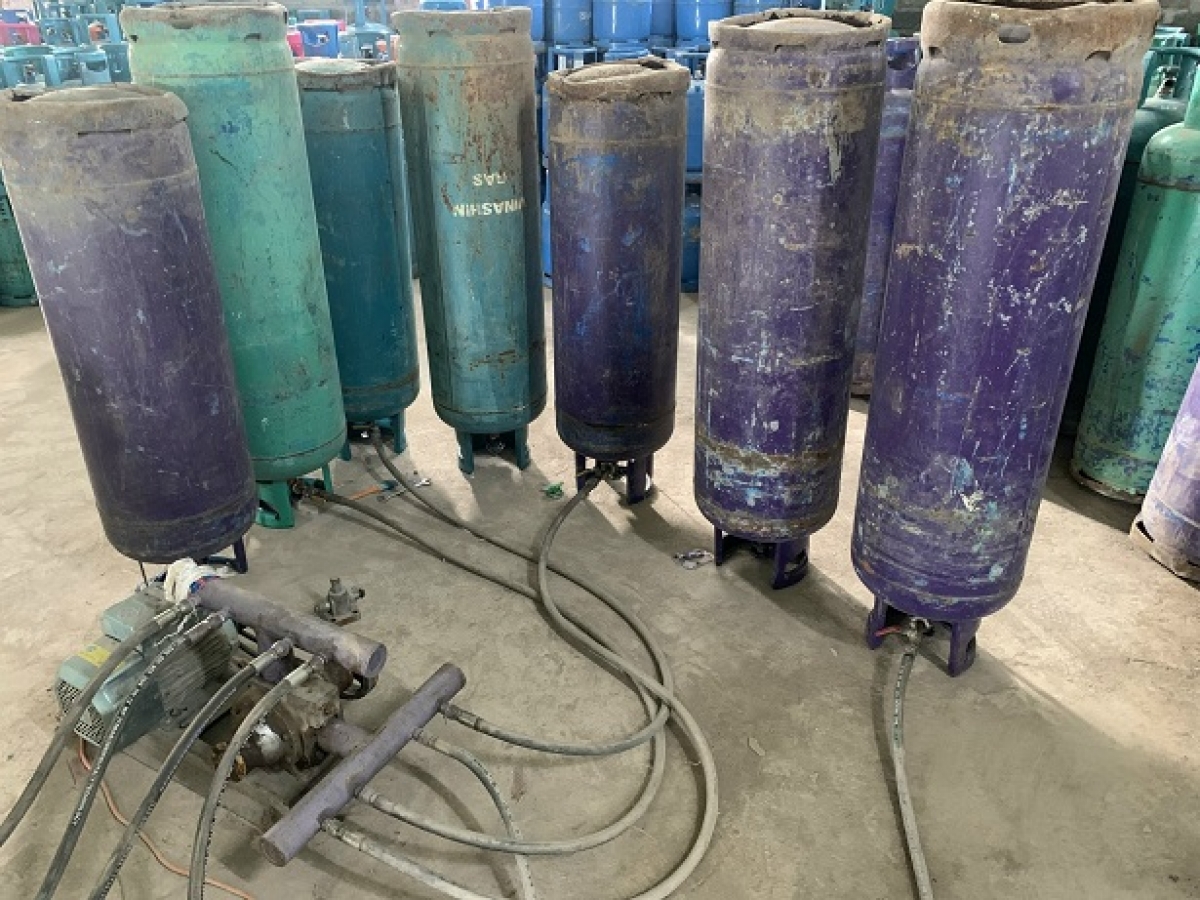 Các bình gas công nghiệp được mua về để sang chiết sang các bình gas 12kg để bán ra thị trường (Ảnh: Công an tỉnh Hải Dương)