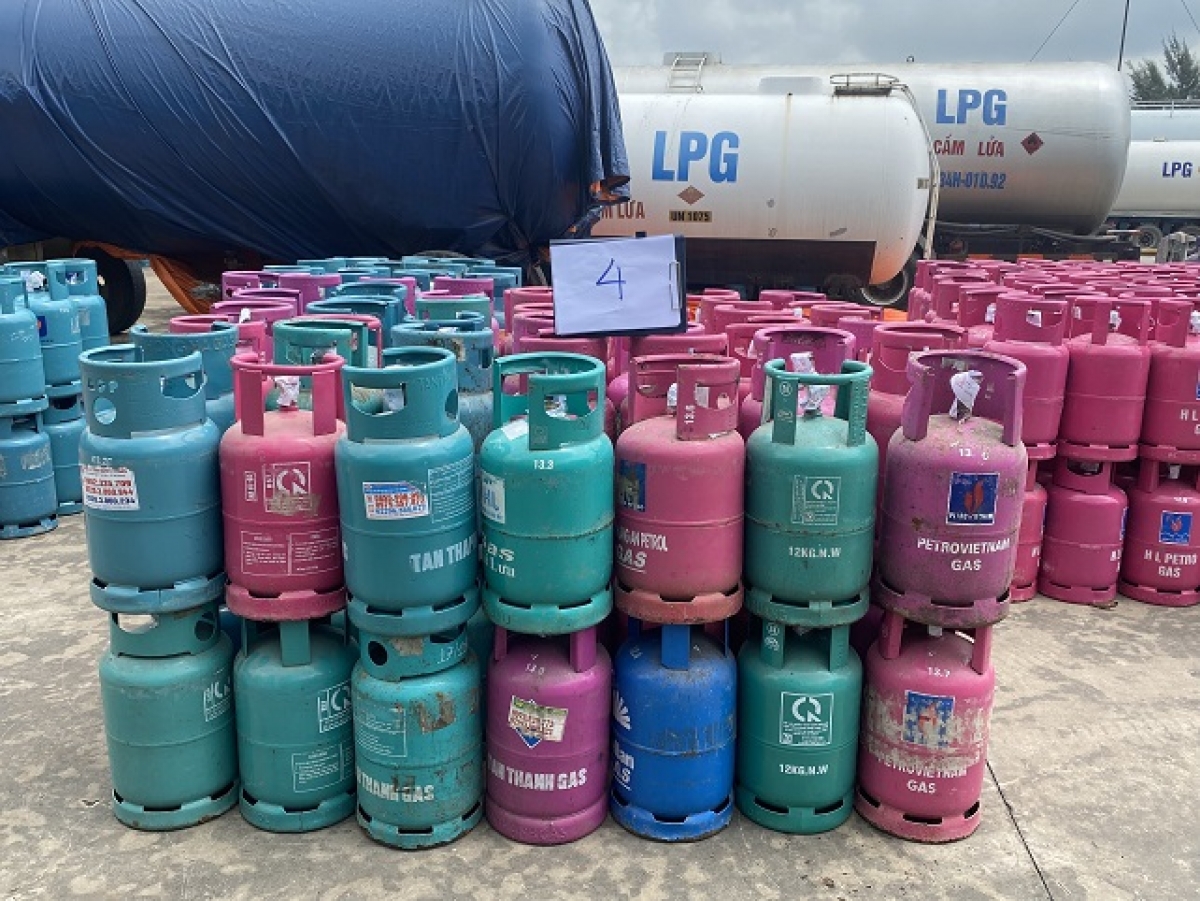 Công an đã thu giữ gần 300 bình gas loại 12kg và nhiều tang vật khác (Ảnh: Công an tỉnh Hải Dương)