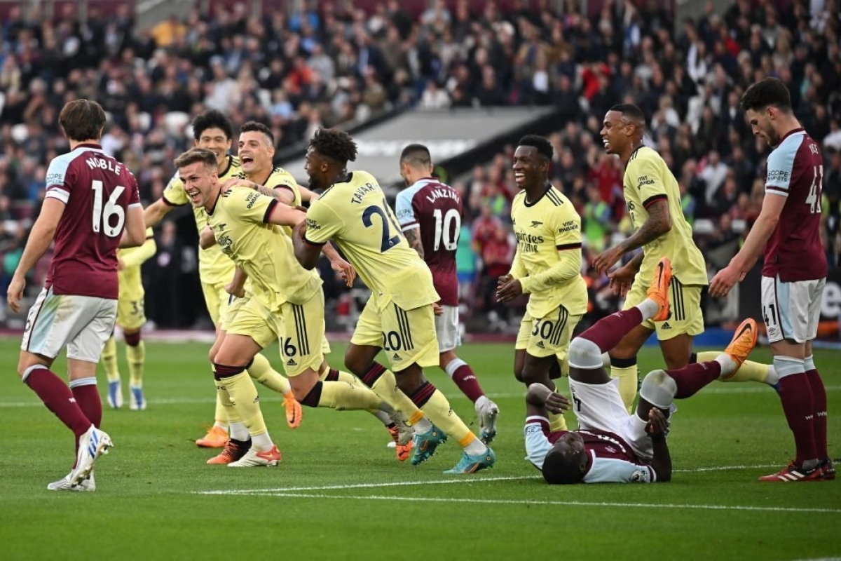 Sau khởi đầu căng thẳng, Arsenal đã tìm thấy bàn mở tỷ số trong trận derby London nhờ công của Rob Holding. (Ảnh: Reuters)