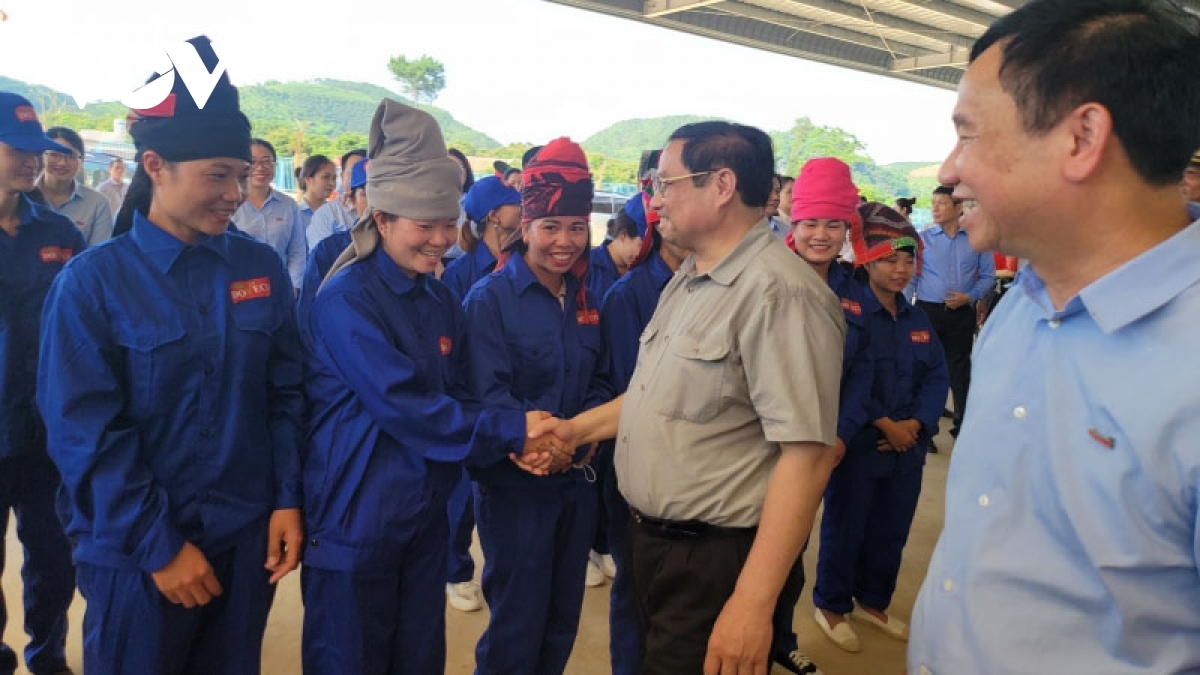 Thủ tướng Phạm Minh Chính thăm hỏi bà con nông dân huyện Mai Sơn, Sơn La.