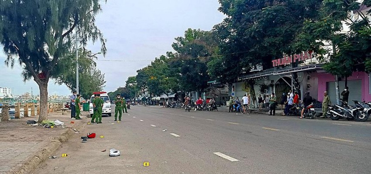 Cơ quan điều tra khám nghiệm hiện trường. Ảnh: PĐ