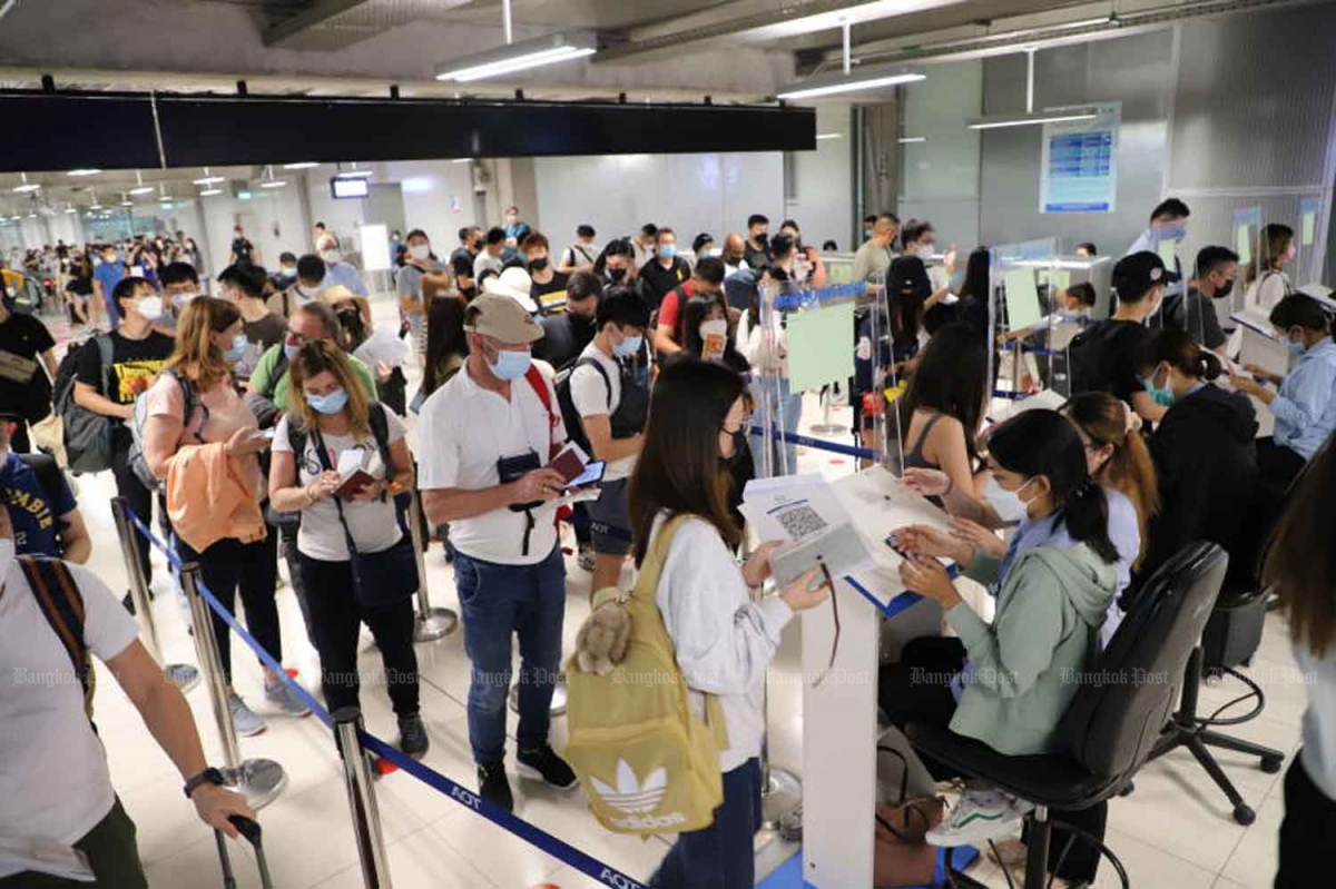 Du khách xếp hàng dài nhập cảnh tại sân bay Suvarnabhumi, Bangkok, Thái Lan. (Ảnh: Bangkok Post)