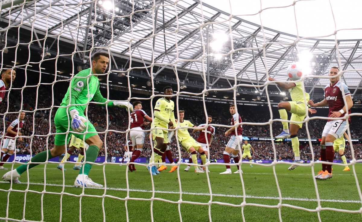 Rob Holding bật cao đánh đầu tung lưới West Ham sau quả phạt góc của Bukayo Saka ở phút 38. (Ảnh: Reuters)