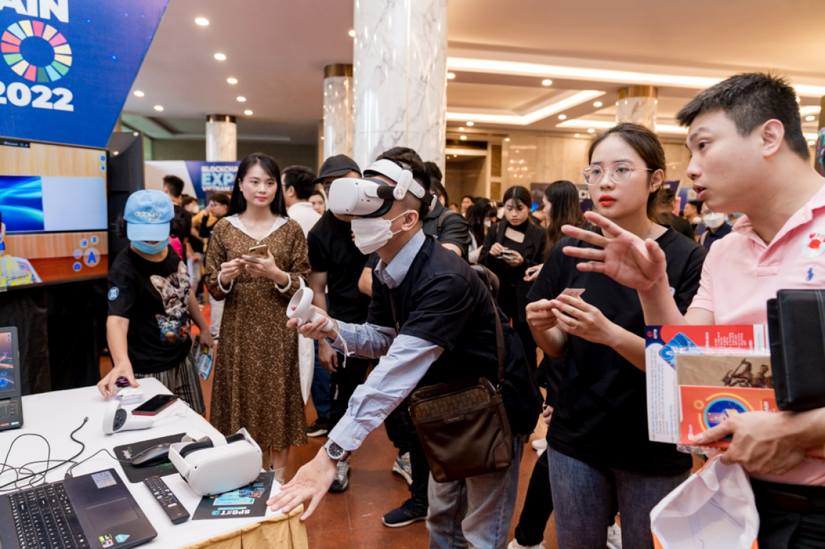 Người tham gia trải nghiệm về công nghệ Blockchain từ các tổ chức tại chương trình. (Ảnh: MetaHub)