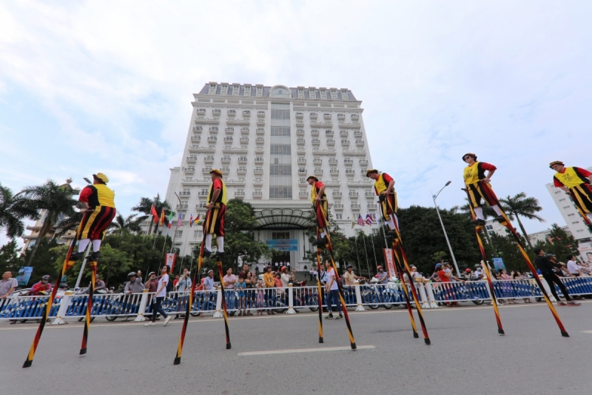 Biểu diễn đi cà kheo trong lễ hội đướng phố Festival Huế.