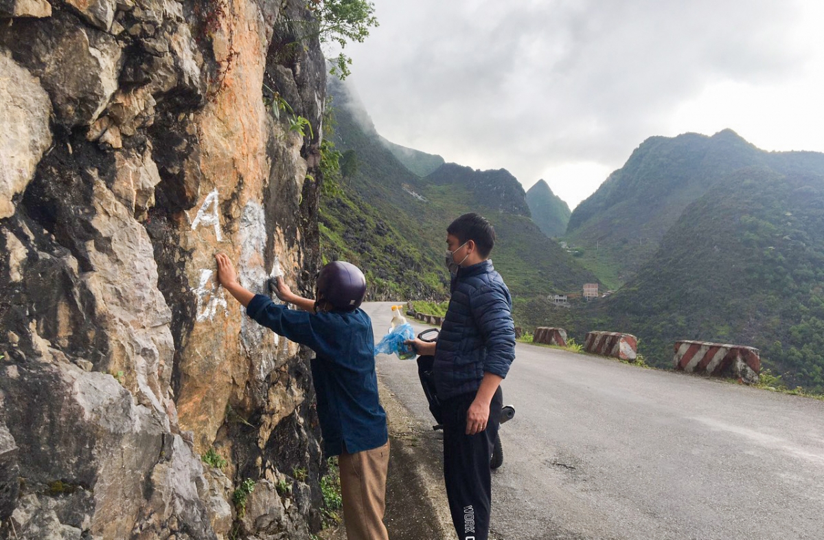 Công tác xử lý các dòng chữ viết trên đá núi. Nguồn: Phòng Văn hóa - Thông tin, UBND huyện Mèo Vạc