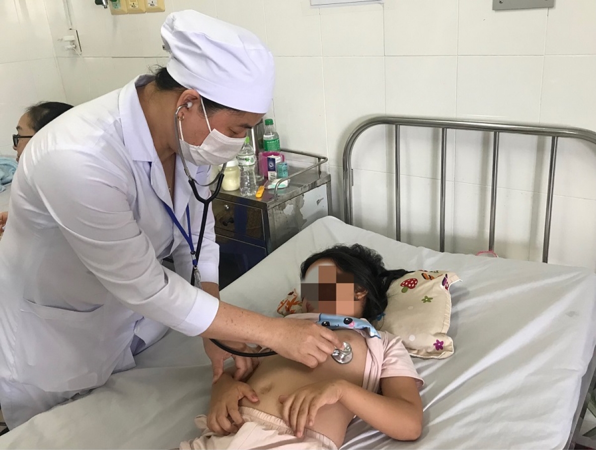 Bé T tại Bệnh viện đa khoa tỉnh Ninh Thuận (Ảnh: B.H).