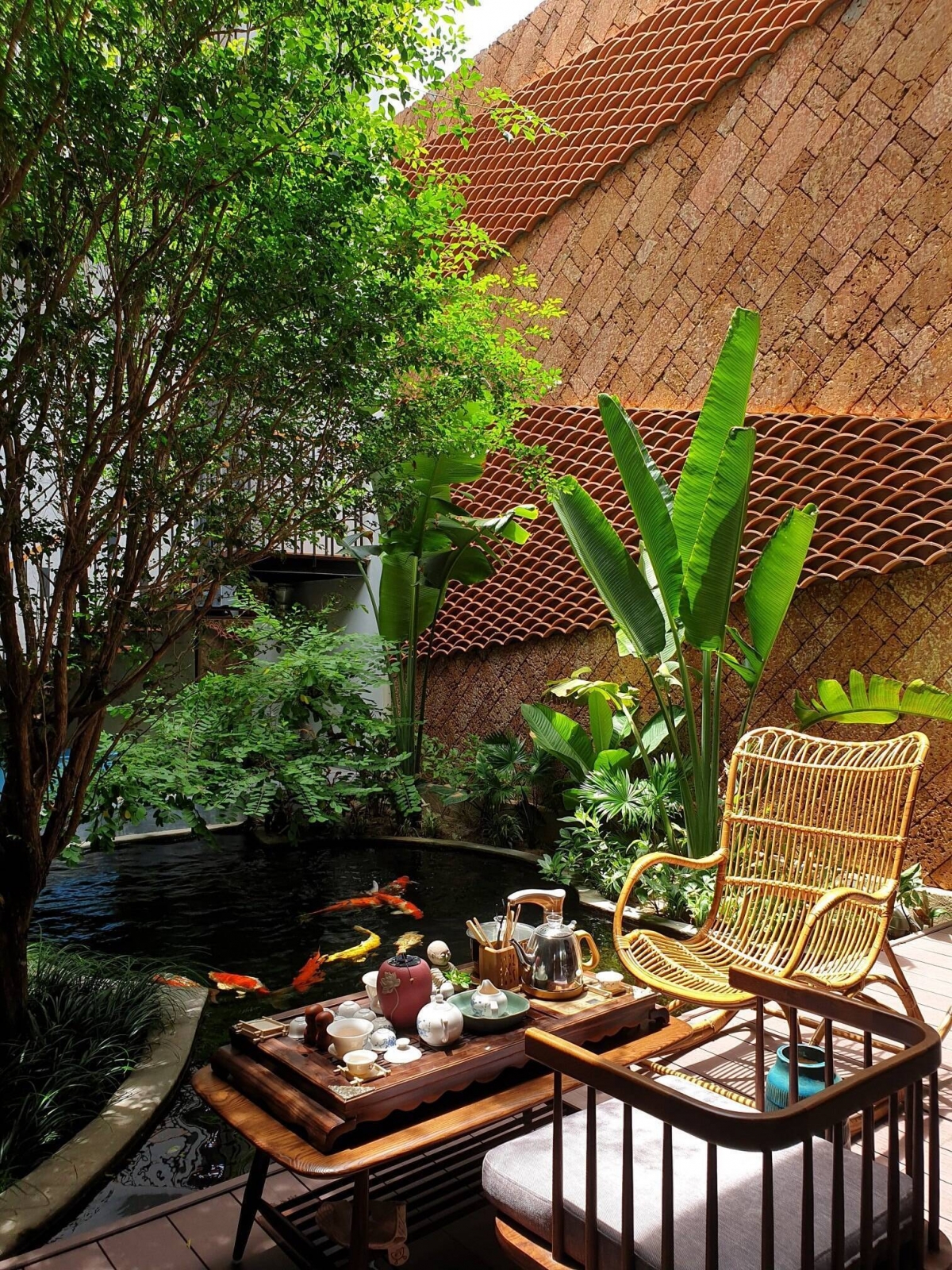 Nhâm nhi tách trà, ngồi ngắm đàn cá bơi lội, nghe tiếng chim hót và hít thở không khí trong lành bởi cây cối. Đây có lẽ là điều tuyệt vời giúp chủ nhân của căn nhà có được những phút giây thư giãn sau những ngày làm việc mệt mỏi.