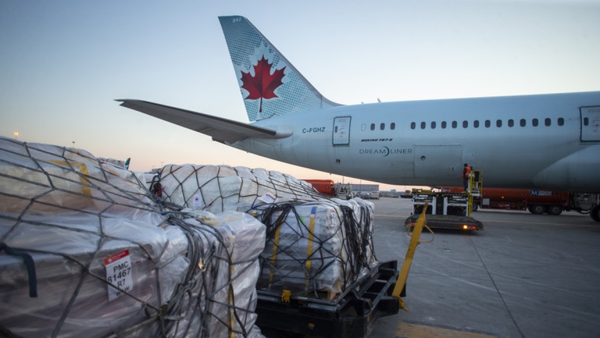 Hàng viện trợ của Canada dành cho Ukraine đặt tại sân bay Pearson ở Toronto. Ảnh: RT