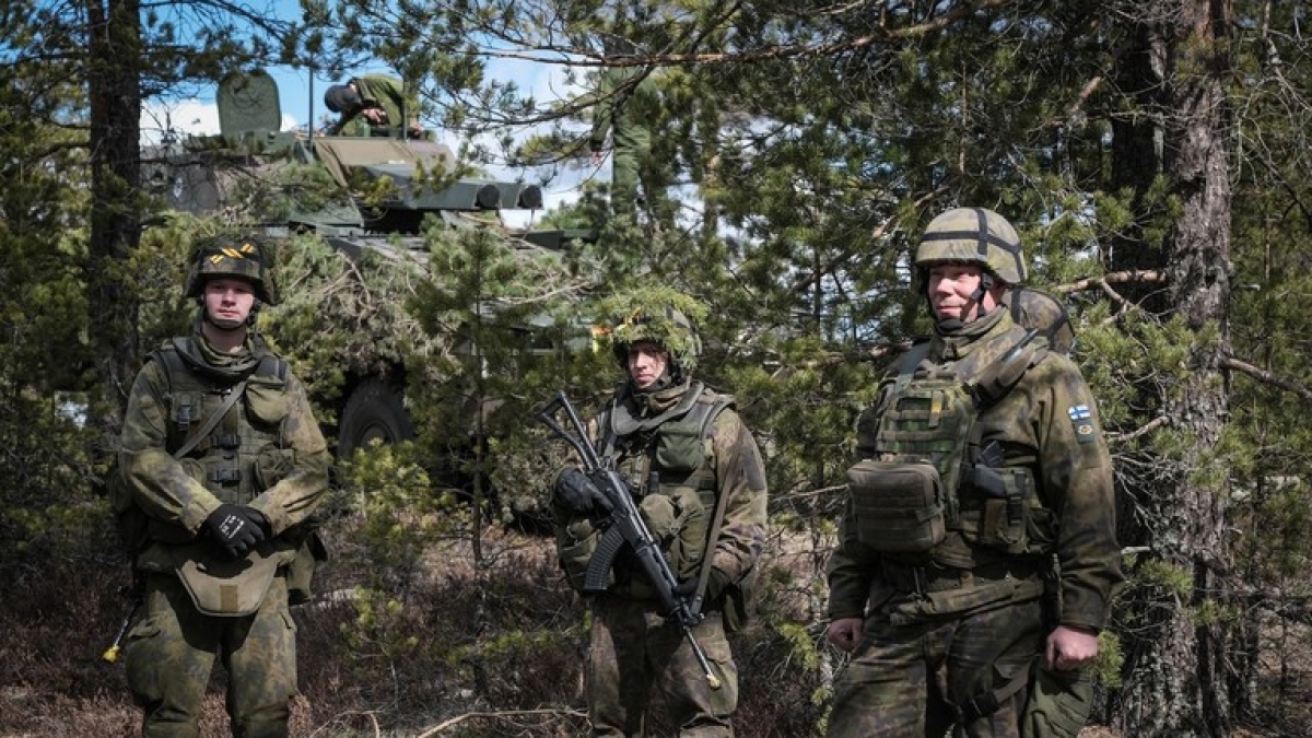 Binh sỹ Phần Lan tham gia một cuộc tập trận chung với Anh, Latvia, Estonia và Mỹ. Ảnh: AFP