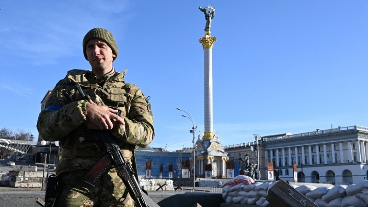 Một binh sĩ Ukraine đứng gác tại Quảng trường Độc lập ở Kiev. Ảnh: AFP